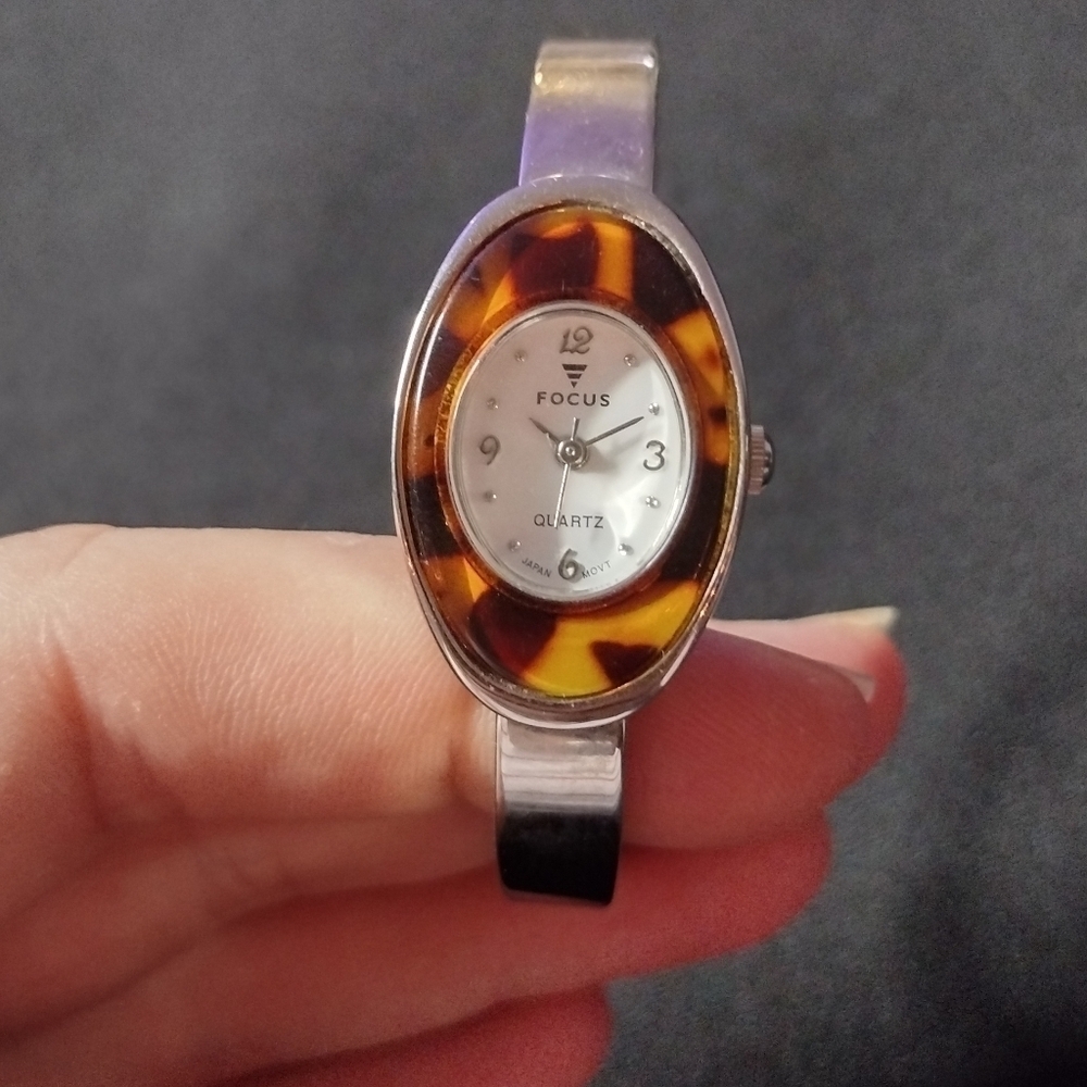 Focus 9003 Cuff Bracelet Quartz Analog Watch - Picture 5 of 6